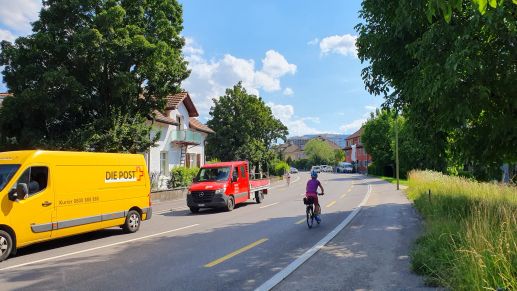 Der Velostreifen Birseckstrasse ist fertiggestellt. Parallel zur Birs gibt es nun einen durchgehenden Velostreifen vom «Kreisel im Kreisel» bis zum «Kreisel Dornachbrugg».