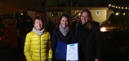 Übergabe des Labels "kinderfreundliche Gemeinde" (Gaby Meyer, Brigitte Treyer, Alissa Brenn v.l.n.r.)